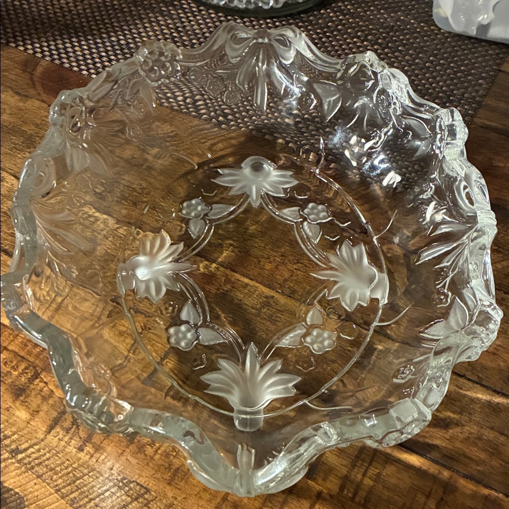 Elegant Clear Glass Serving Bowl - Picture 2 of 4